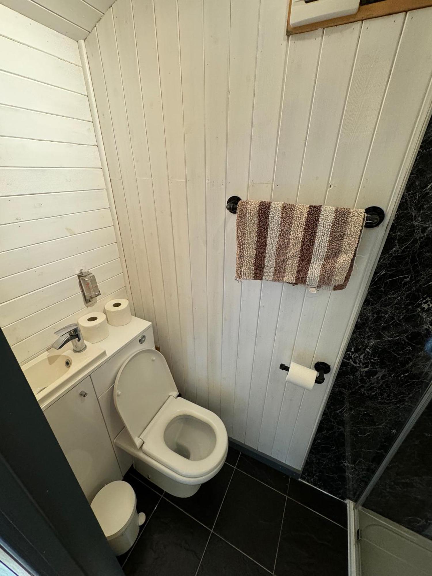 Unique Sheperds Hut Private Hot Tub, Ensuite & Kitchenette Clodock Exterior foto